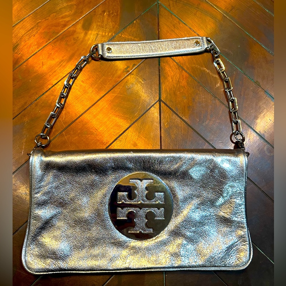 Immaculate silver Tory Burch envelope pouch purse, with removable chain strap
